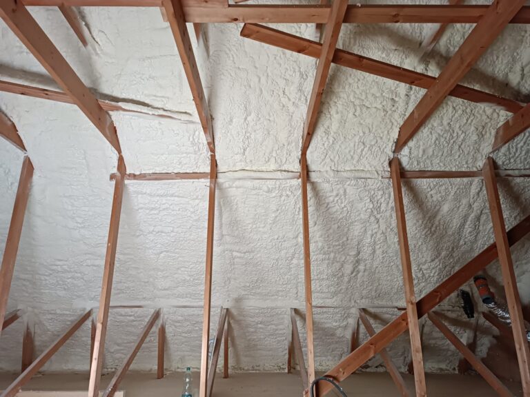 Ocieplanie pianą PUR a lekkość konstrukcji dachu – czy to dobre rozwiązanie?